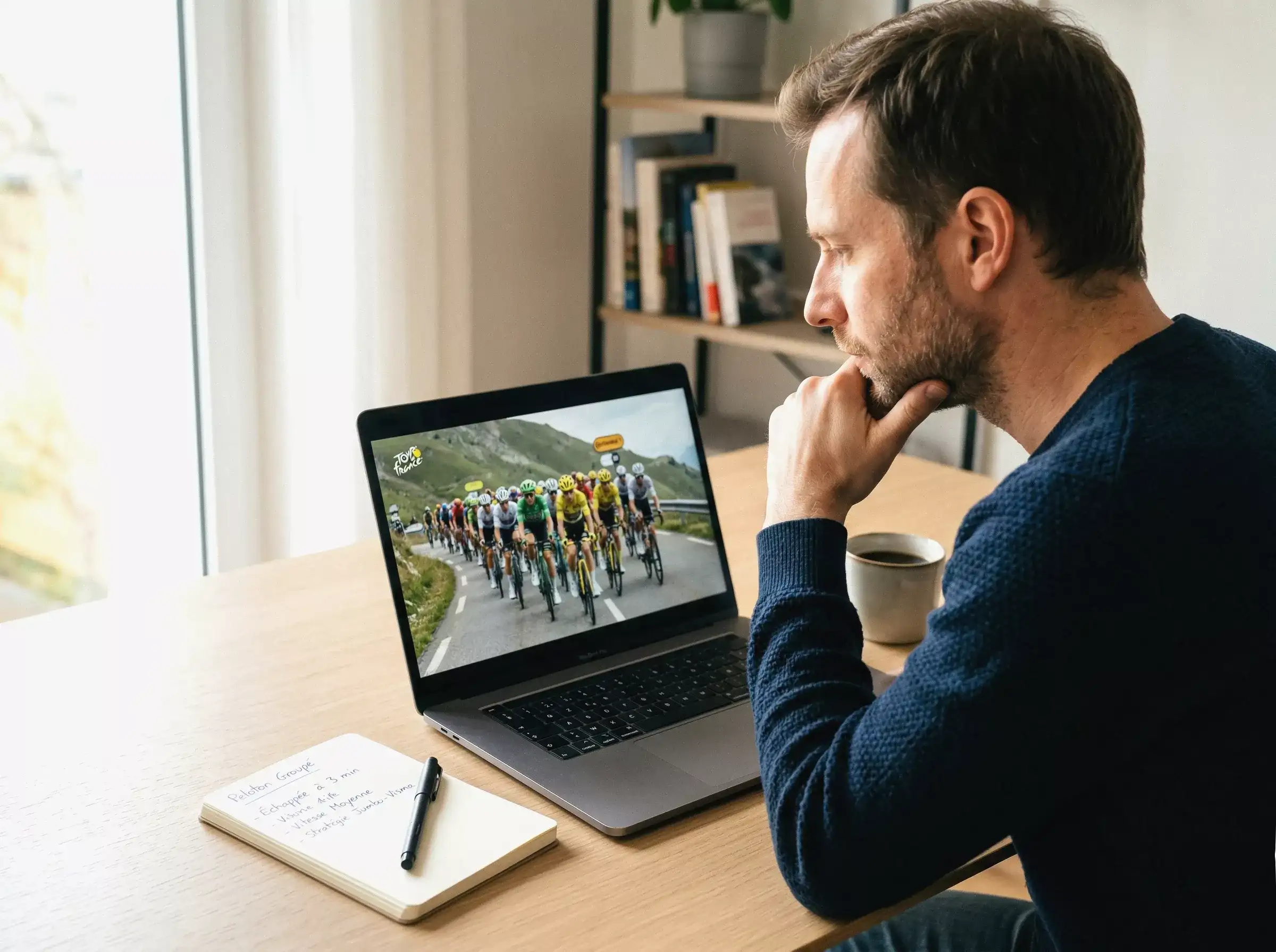 Homme analysant une course cycliste sur son ordinateur portable pour préparer ses paris sportifs