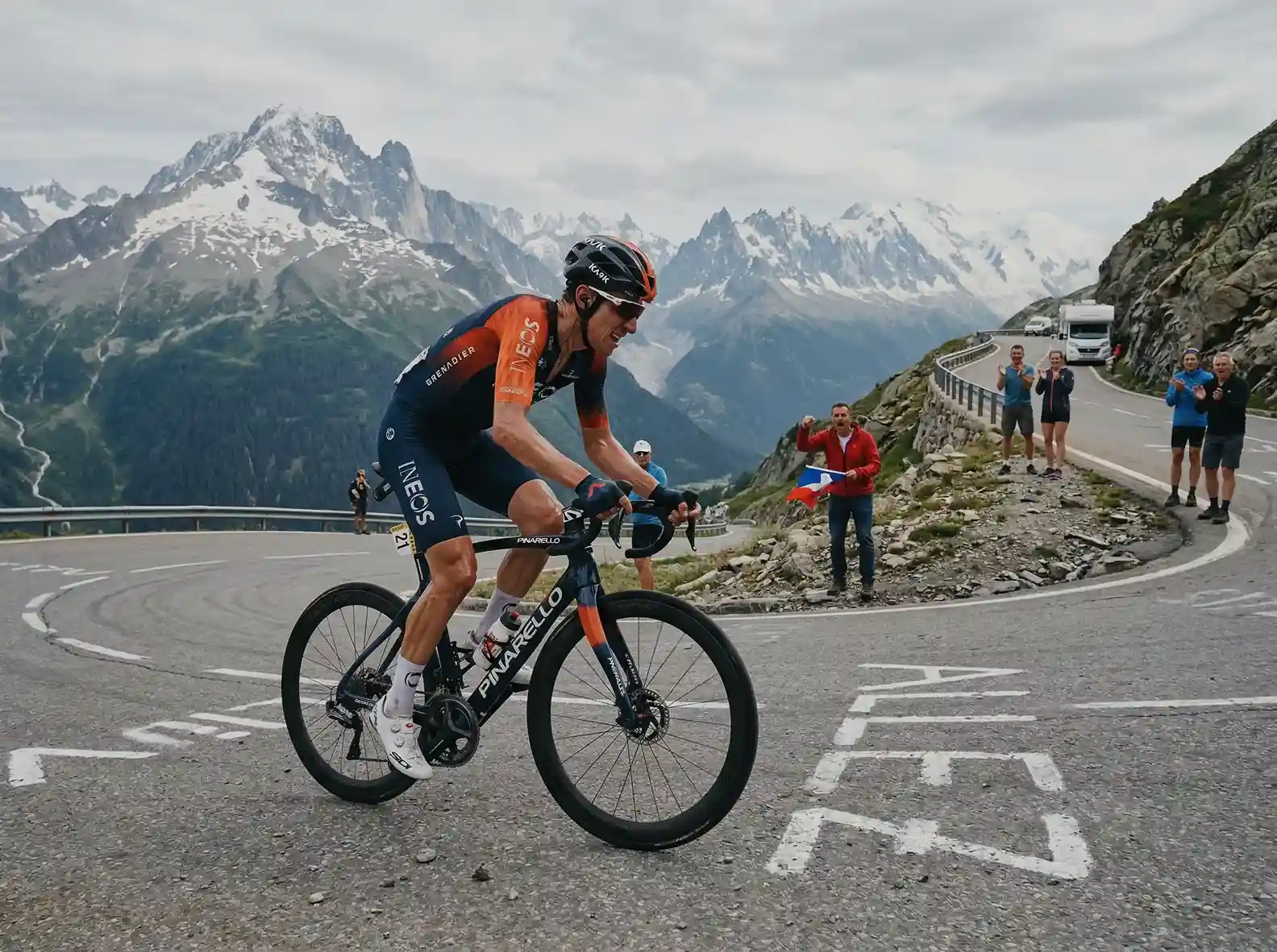 Cycliste professionnel gravissant un col alpin lors d'une étape de montagne du Tour de France