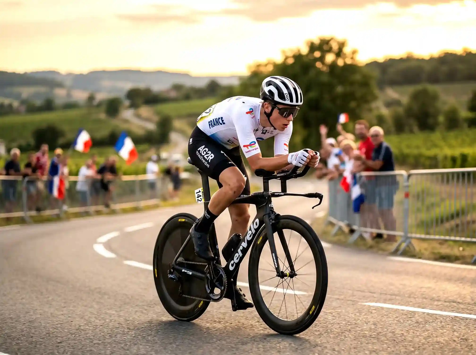 Jeune cycliste en maillot blanc lors d'un contre-la-montre du Tour de France montrant sa détermination