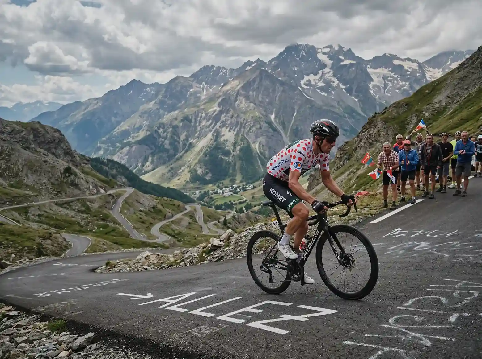 Cycliste en maillot à pois gravissant un col alpin spectaculaire lors du Tour de France
