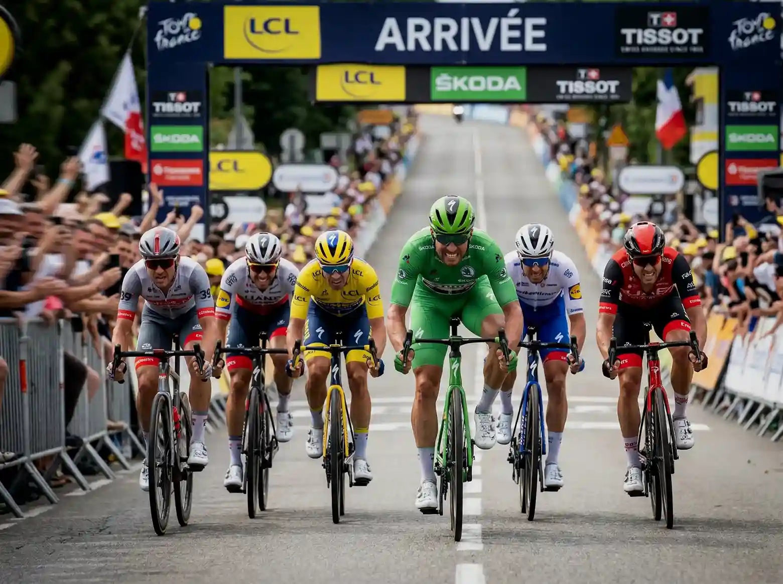 Sprint intense du peloton lors d'une étape du Tour de France avec le leader en maillot vert en tête