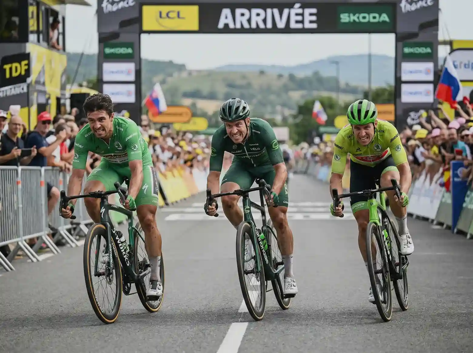 Sprint final entre cyclistes professionnels lors d'une arrivée d'étape